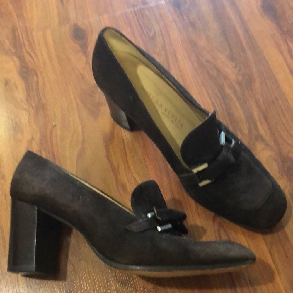 Vintage Bottega Veneta Brown suede closed loafer heels. Size 9